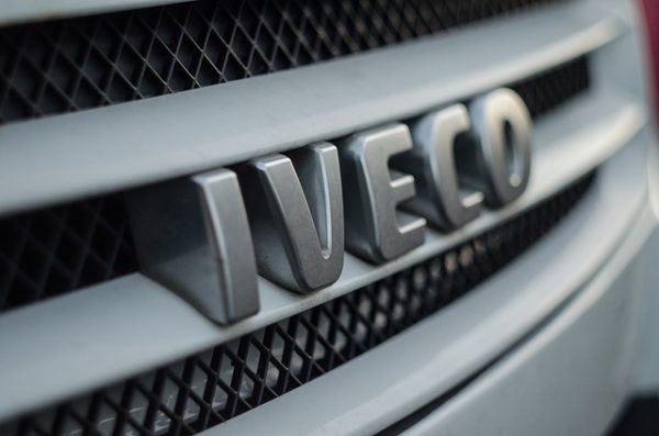 IVECO tehergépjármű fotózva